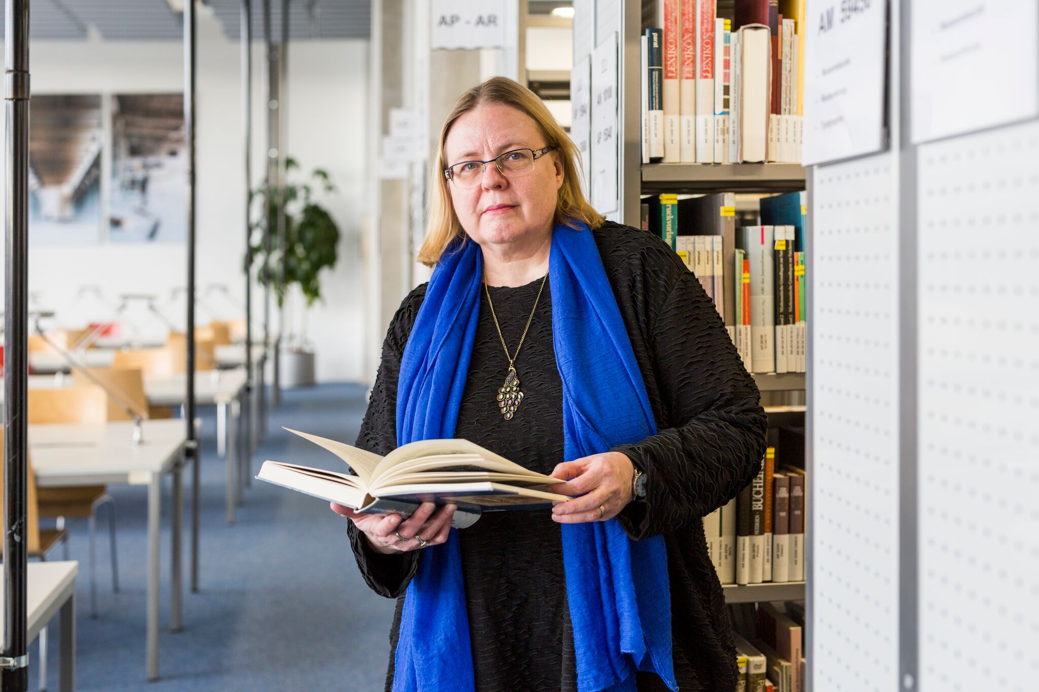 Debora Weber-Wulff in the library with book
